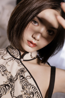 女性の乳頭を凸起しています